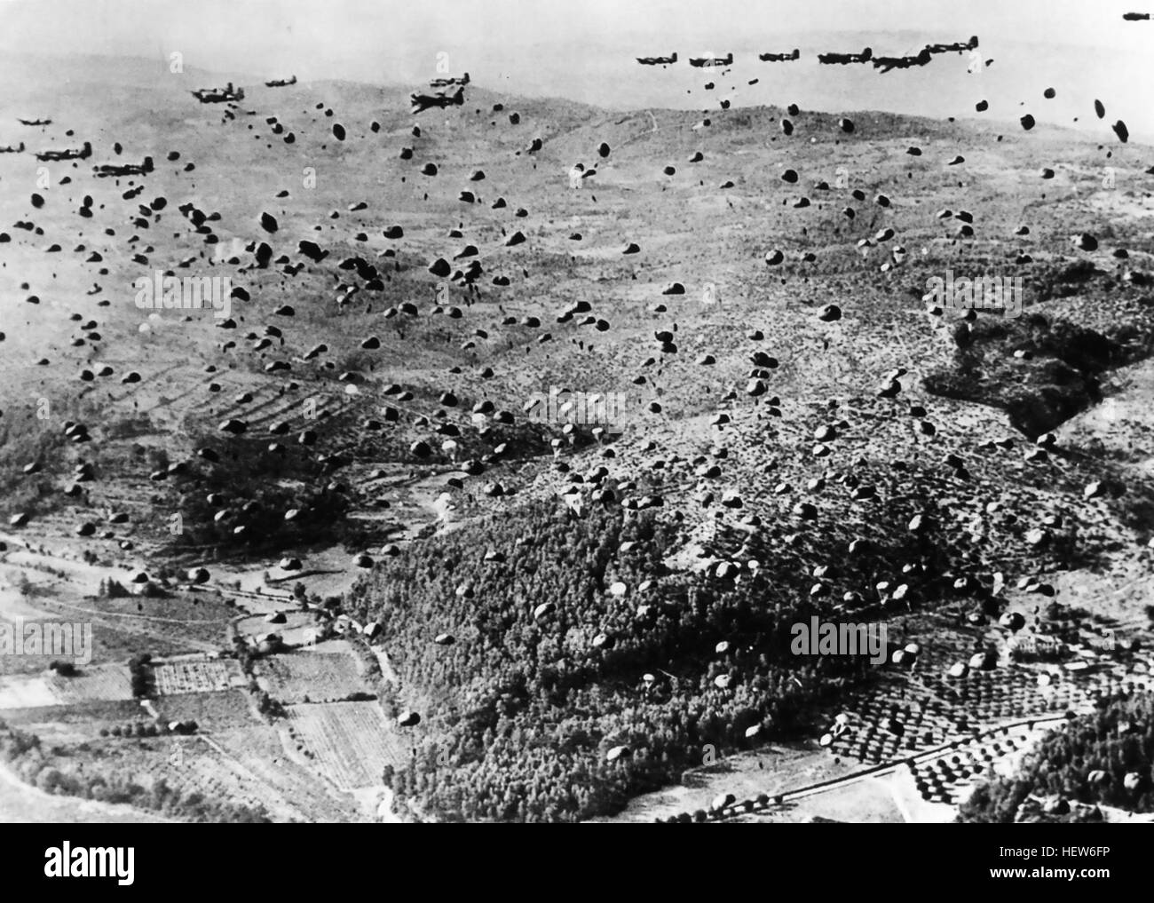 L'opération Dragoon 15 août 1944. À partir de l'Aéroporté parachutistes Ist Groupe de travail passant de Dakotas sur l'une des trois zones de dépôt de RUGY navales alliées à l'intérieur des terres tandis que les débarquements ont attaqué de la côte vu vers le haut du tableau. Photo : US Signal Corps Banque D'Images