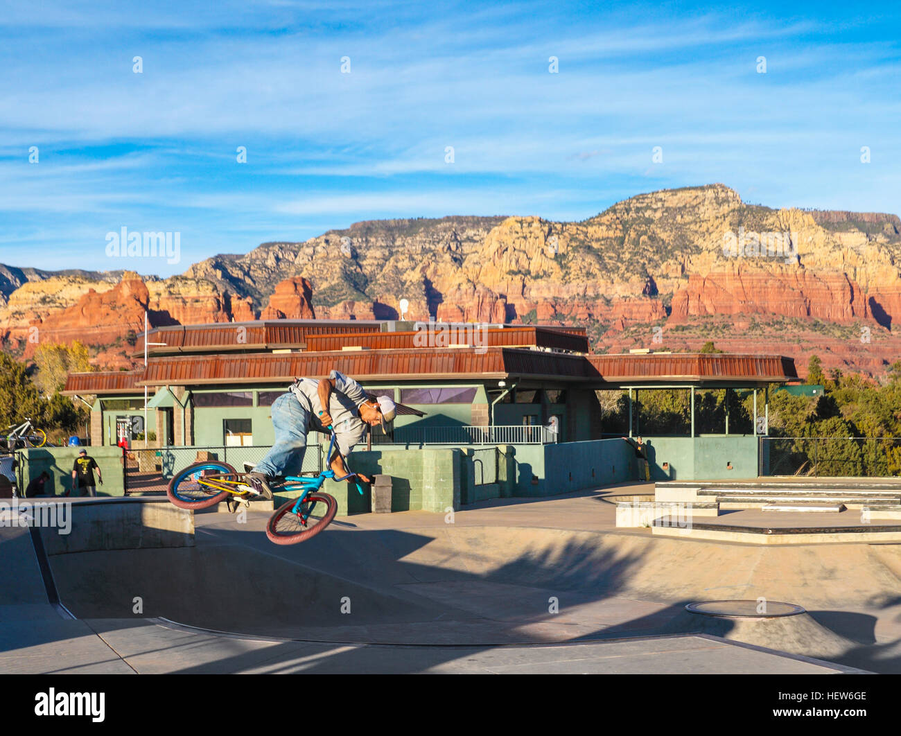 Le BMX rider au-dessus de tout cela à la Jack Malmgren au Skate Park Memorial Park de motifs Posse Sedona, Arizona Banque D'Images