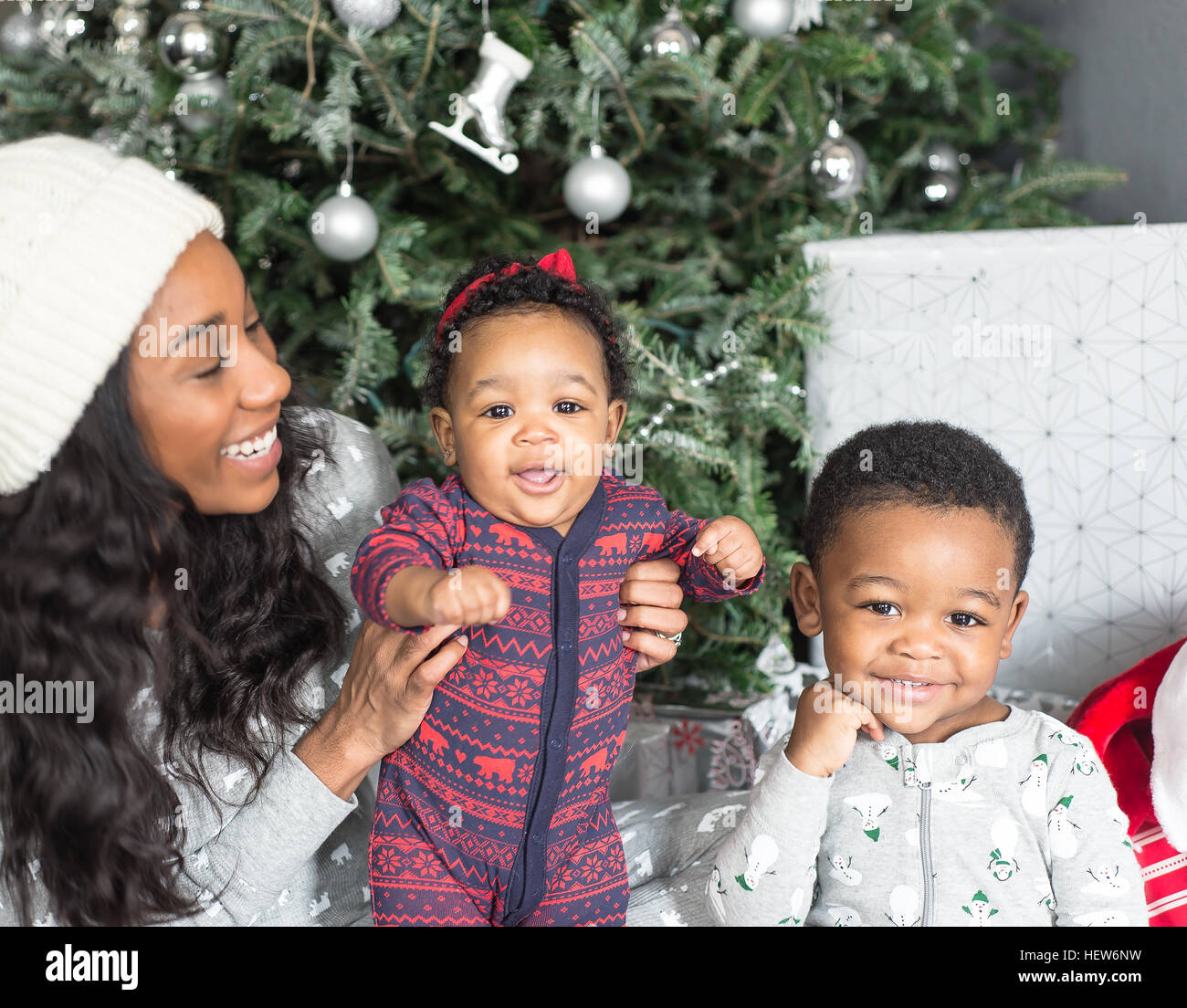 Portrait de famille par l'arbre de Noël Banque D'Images