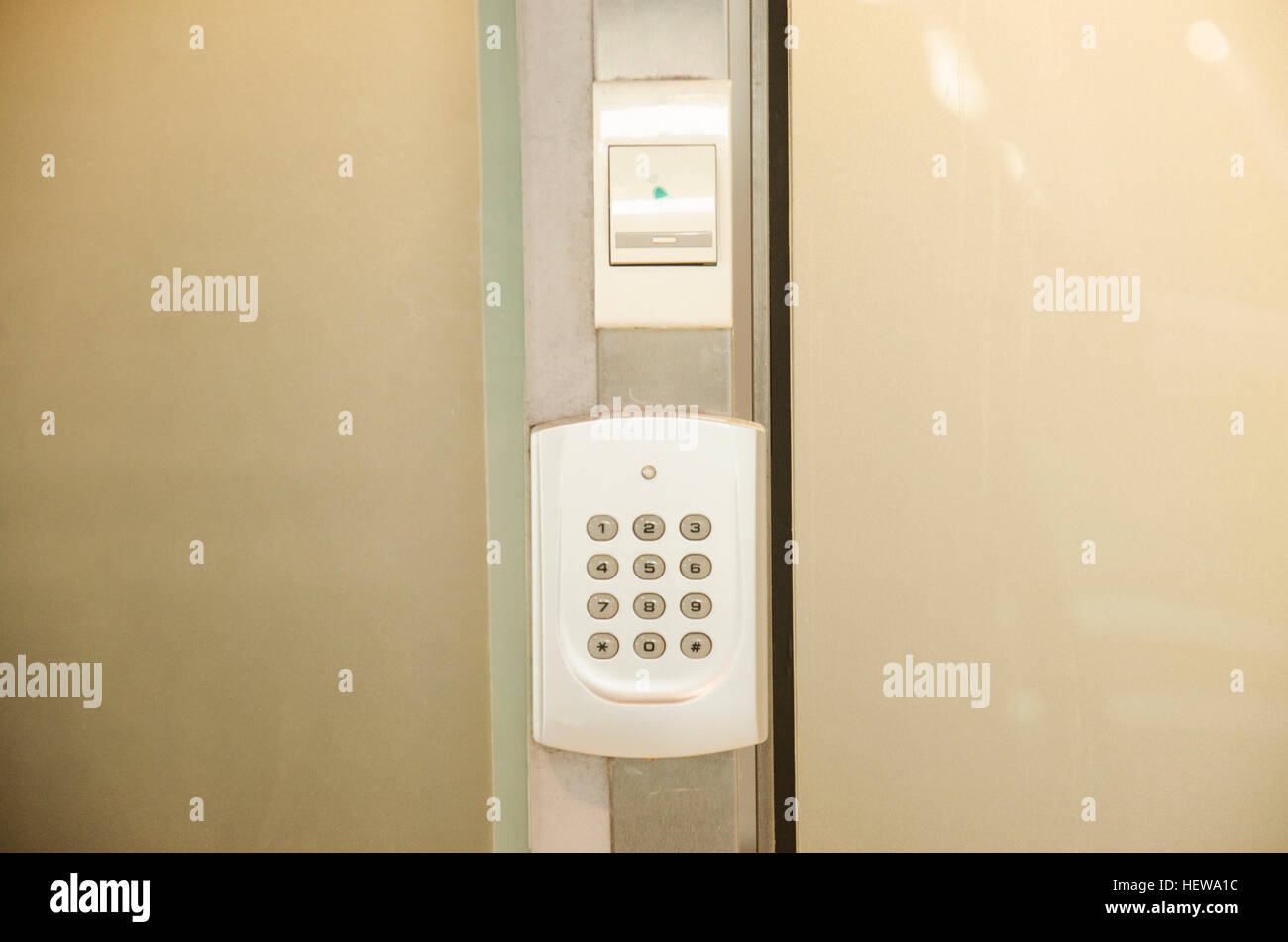 Serrure de porte numérique sur le mur du bâtiment de bureaux à Bangkok, Thaïlande Banque D'Images