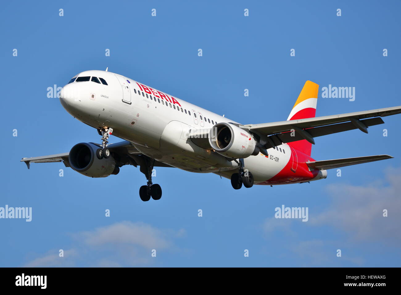 Iberia Airlines Airbus A320-214 EC-IZR l'atterrissage à Heathrow Banque D'Images