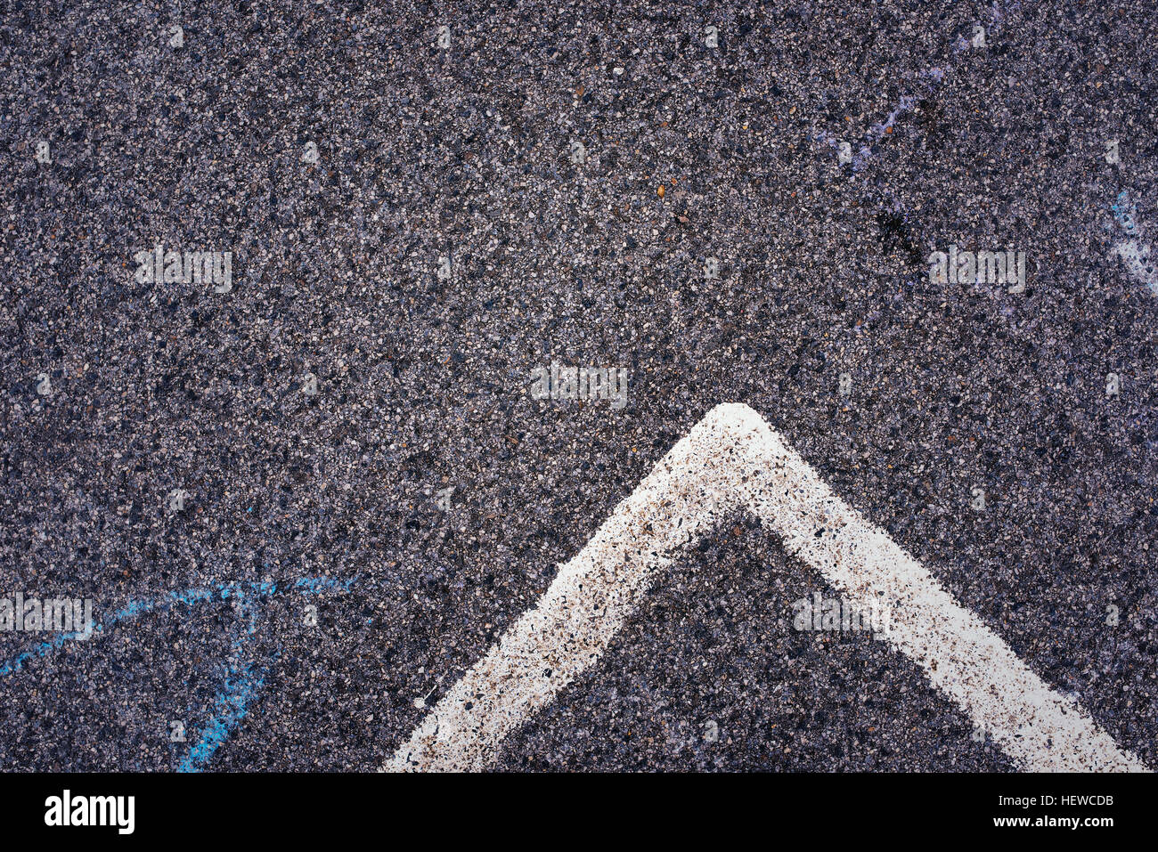 Ligne blanche et la route d'asphalte comme motif de fond simple, urbain surface texture à utiliser pour l'élément de design minimaliste Banque D'Images
