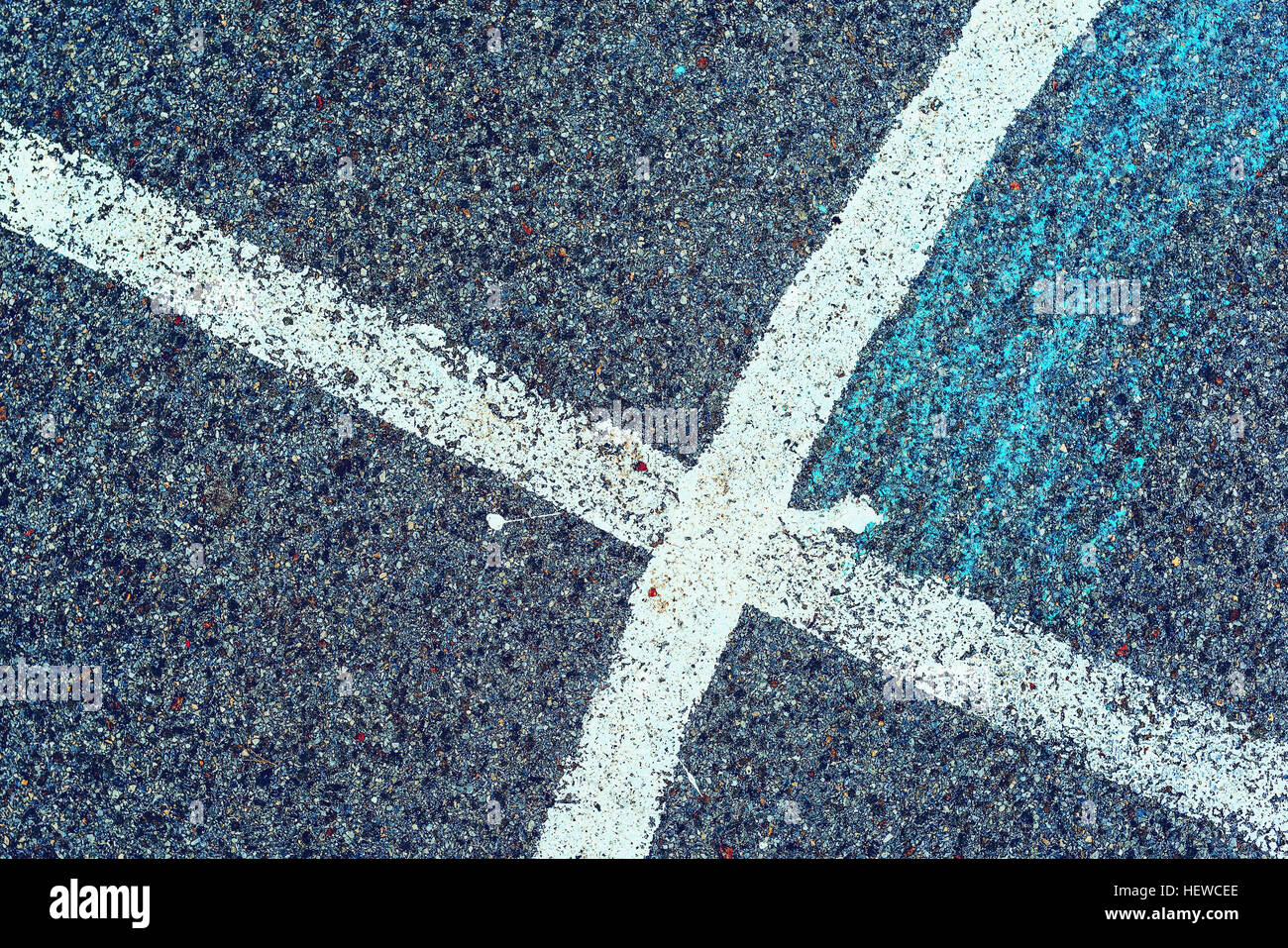 Ligne blanche et la route d'asphalte comme motif de fond simple, urbain surface texture à utiliser pour l'élément de design minimaliste Banque D'Images