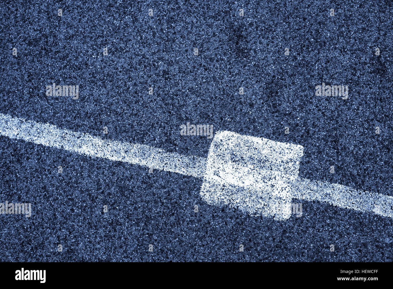 Ligne blanche et la route d'asphalte comme motif de fond simple, urbain surface texture à utiliser pour l'élément de design minimaliste Banque D'Images