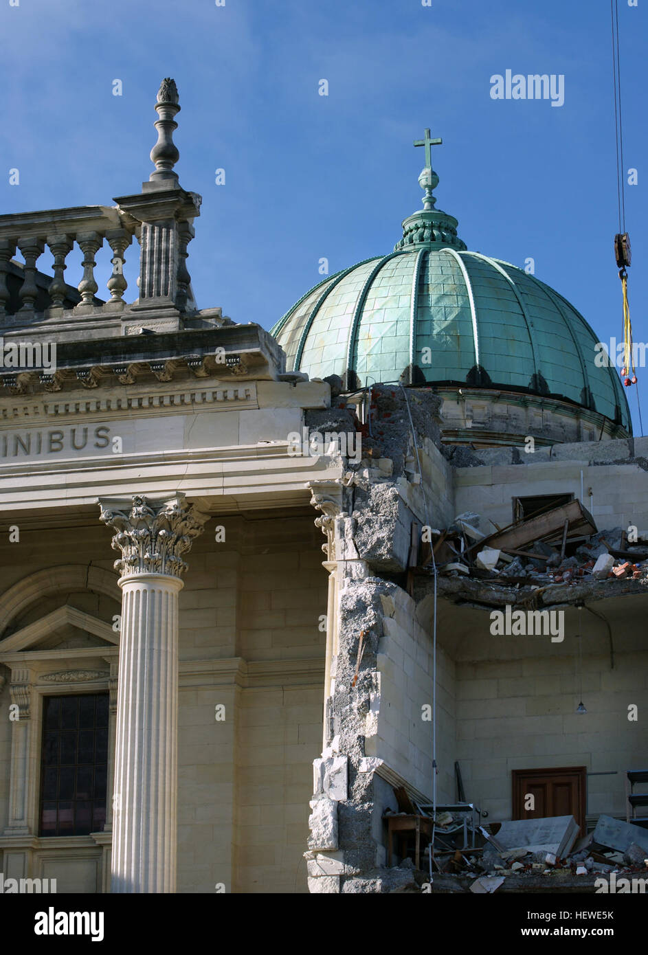 Février 2011 Le tremblement de terre de Christchurch a été un événement naturel puissant que gravement endommagé la deuxième plus grande ville, tuant 185 personnes dans l'un des pays les plus meurtriers des catastrophes en temps de paix. L'ampleur 6.3 (ML)[1] séisme a frappé la région de Canterbury en Nouvelle-Zélande, île du sud à 12:51 pm le mardi 22 février 2011, heure locale (23:51 UTC 21 février).[1][9] Le séisme a été centré à 2 kilomètres (1,2 mi) à l'ouest de la ville portuaire de Lyttelton, et à 10 kilomètres (6 milles) au sud-est du centre de Christchurch, Nouvelle-Zélande, deuxième ville la plus peuplée Banque D'Images