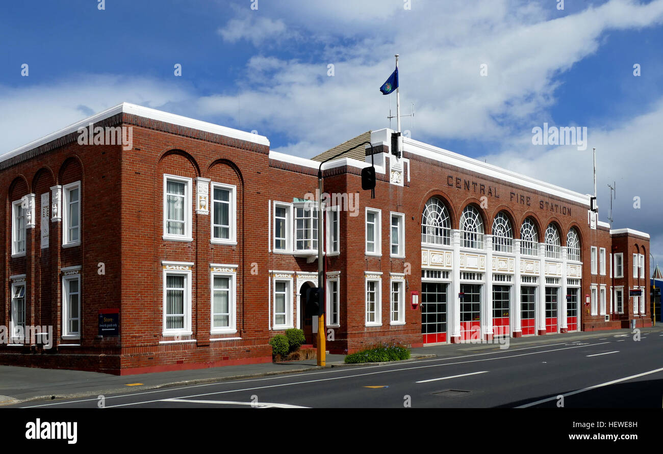 Coin de Château et St Andrew Rues, Dunedin. Un bâtiment fonctionnel, comprenant un grand garage de pompiers, quartiers d'habitation, des bureaux, et une cour à l'arrière, il ouvre ses portes le 21 juillet 1931, et abritait les pompiers et leurs familles, ainsi que des véhicules d'incendie et de l'équipement. Jusqu'en 1938 elle abritait également la St John Ambulance ambulance de l'Assn. Cette gare centrale est un rappel visuel de l'histoire des services d'incendie à Dunedin, de la croissance de Dunedin comme une grande ville, et de l'importance du feu comme l'un des risques majeurs pour les collectivités de la Nouvelle-Zélande. Il porte une inscription NZHPT Cat.2. T Banque D'Images