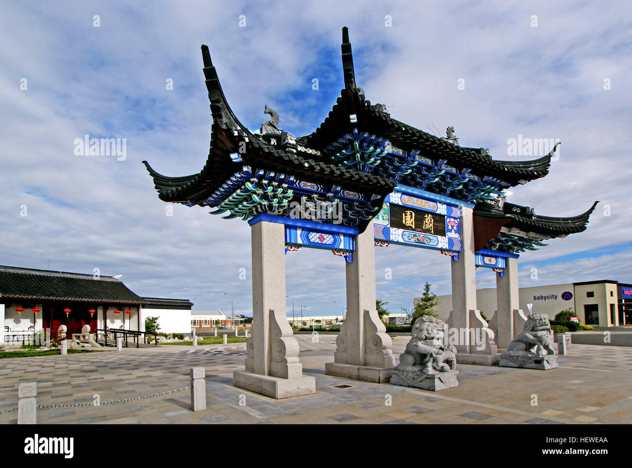 L'authentique jardin chinois de Dunedin est situé au coeur de la ville. Le Dunedin Chinese Garden utilise des matériaux chinois authentique conçu par une équipe d'artisans/artisans de la soeur de Dunedin ville de Shanghai. En plus des bâtiments en bois faits à la main, le jardin dispose d''faites à la main des tuiles, briques et lattice-travail et de la main-finis en pavés de granit. Le résultat est un superbe jardin authentique. Banque D'Images