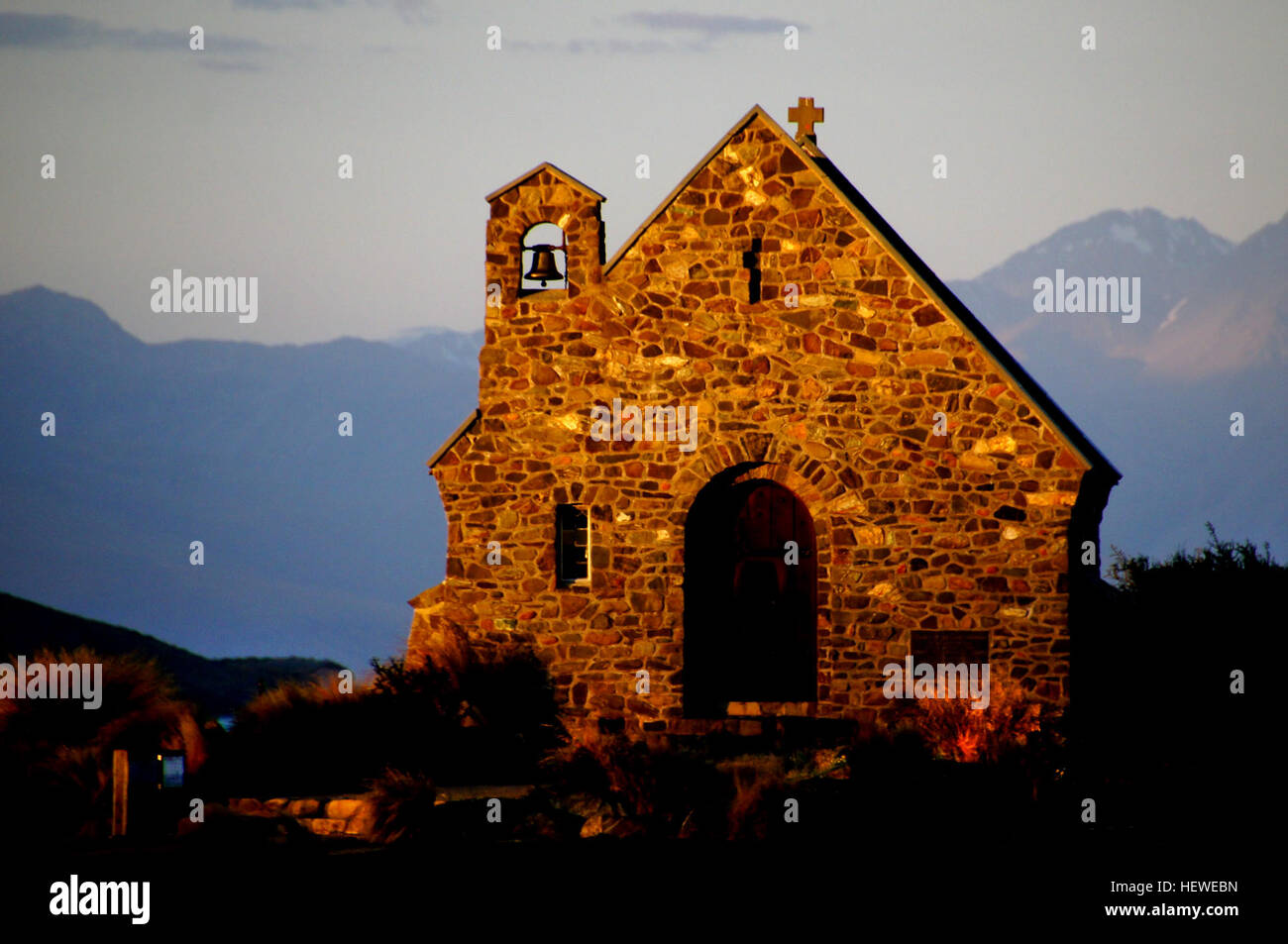 L'église a été construit en 1935 comme lieu de culte pour les familles pionnières de la Mackenzie country. Les Congrégations du 3 principales églises culte régulièrement dans l'Église, qui offre une vue grandiose sur le lac et les montagnes à travers l'autel fenêtre. La première pierre a été posée par S.A.R. le duc de Gloucester, le 15 janvier 1935. Les bâtisseurs de l'Église ont été informés que le site était d'être dérangé, et que même les matagouri buissons entourant le bâtiment ont été de rester. Des roches qui se trouvait être sur le mur n'étaient pas d'être enlevé. Les pierres du mur ont été à Banque D'Images