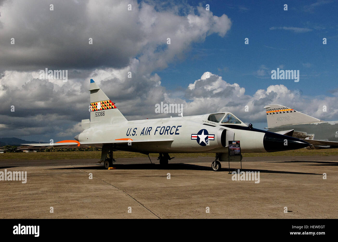 Le Convair F-102 Delta Dagger était un intercepteur américain qui a été construit dans le cadre de l'épine dorsale de l'United States Air Force de défense aérienne à la fin des années 50. Entré en service en 1956, son objectif principal était d'intercepter les bombardiers soviétiques pendant la guerre froide. Conçu et fabriqué par Convair, 1 000 F-102s ont été construites. Un membre de la Série du siècle, le F-102 a été le premier intercepteur supersonique opérationnel à aile delta et de l'USAF. Il a utilisé une arme interne bay pour mener à la fois des missiles et roquettes. Comme prévu, il ne pouvait pas atteindre Mach 1 Banque D'Images