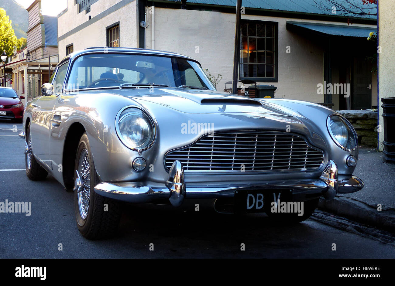 L'Aston Martin DB5 est un luxe grand tourer qui a été faite par Aston Martin et conçu par le carrossier Italien Carrozzeria Touring Superleggera. Libéré en 1963, il a été une évolution de la série finale de DB4. La série DB a été nommé en l'honneur David Brown (le chef de l'Aston Martin de 1947 à 1972). Bien que ce ne soit pas la première, la DB5 est célèbre pour être le plus reconnu James Bond cinématographique, première voiture apparaissant dans Goldfinger (1964) Banque D'Images