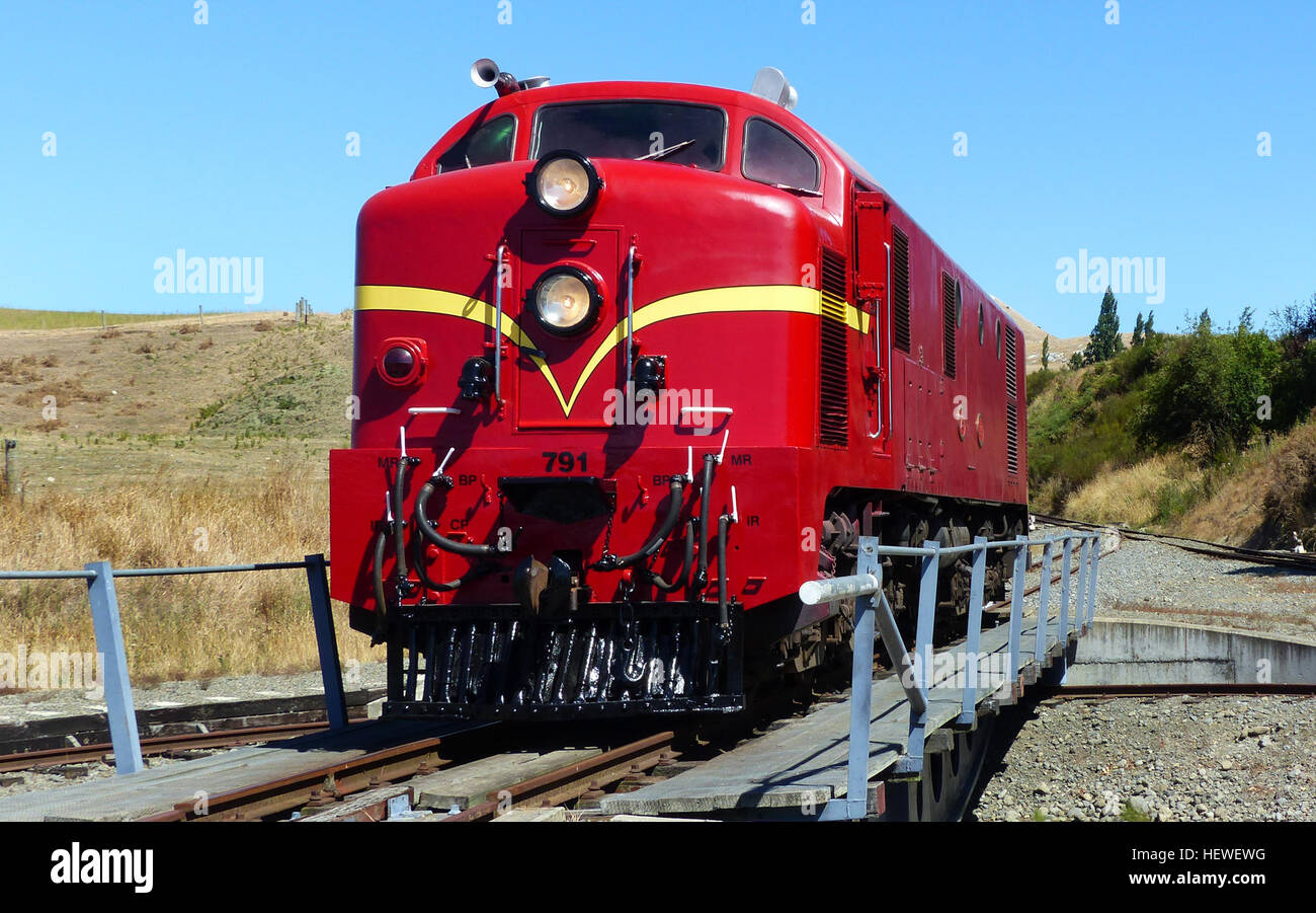 Ces Ex New Zealand Rail Dg class locos ont été construites par English Electric en Angleterre en 1956, dont deux sont conservés en état de fonctionnement par le Col Weka de fer. Ces locos pesant plus de 65 tonnes pour seulement 750 hp, sont en vrai style britannique "construit comme une brique à l'interne". Mais cela signifie qu'ils ont été construits pour durer, la plupart des panneaux de carrosserie sont galvanisées ! Le col de Weka Railway est un chemin rural historique en utilisant à la fois vintage et à vapeur locomotives diesels-électriques sur 12,8 kilomètres de ligne par le calcaire unique beauté de la sortir de Weka Waipara où les tendances météorologiques supérieure Banque D'Images