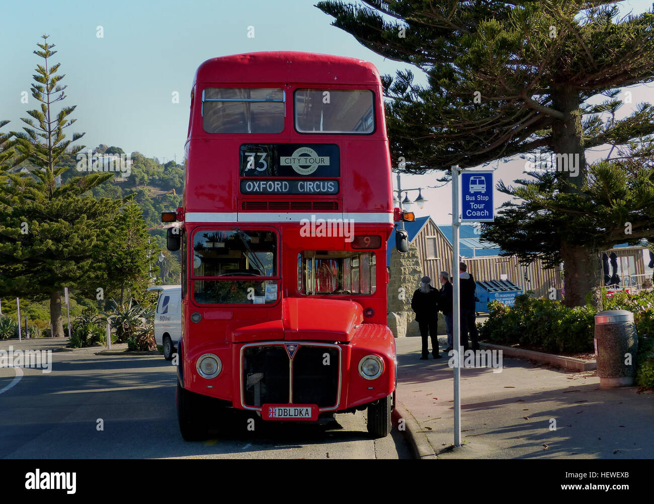 L'AEC Routemaster est un bus à deux étages conçu par London Transport et construit par la Société d'équipements associés (CEA) et Park Royal Véhicules. Le premier prototype a été terminé en septembre 1954 et le dernier a été livré en 1968. La disposition du véhicule était traditionnel pour l'époque, avec une demi-cabine, moteur monté à l'avant et ouvrir la plate-forme arrière, bien que l'entraîneur modèle est équipé de portes arrière de la plate-forme. Les véhicules d'entrée de l'avant avec des portes de plate-forme ont également été produits comme c'était un prototype unique d'entrée de l'avant avec le moteur monté transversalement à l'arrière. Le premier t Banque D'Images