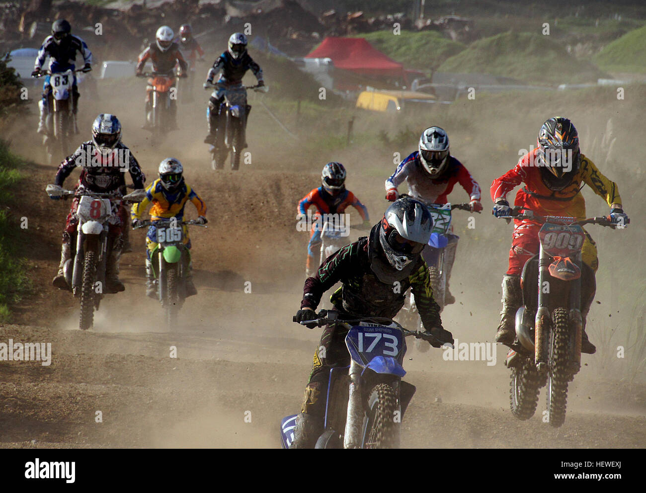 Le motocross est un sport de haute intensité impliquant des courses de motos sur des pistes en terre battue avec des obstacles. Connu pour sa nature physiquement exigeante, il est né des essais de moto au Royaume-Uni et a évolué pour devenir l'un des événements de course hors route les plus palpitants. Banque D'Images