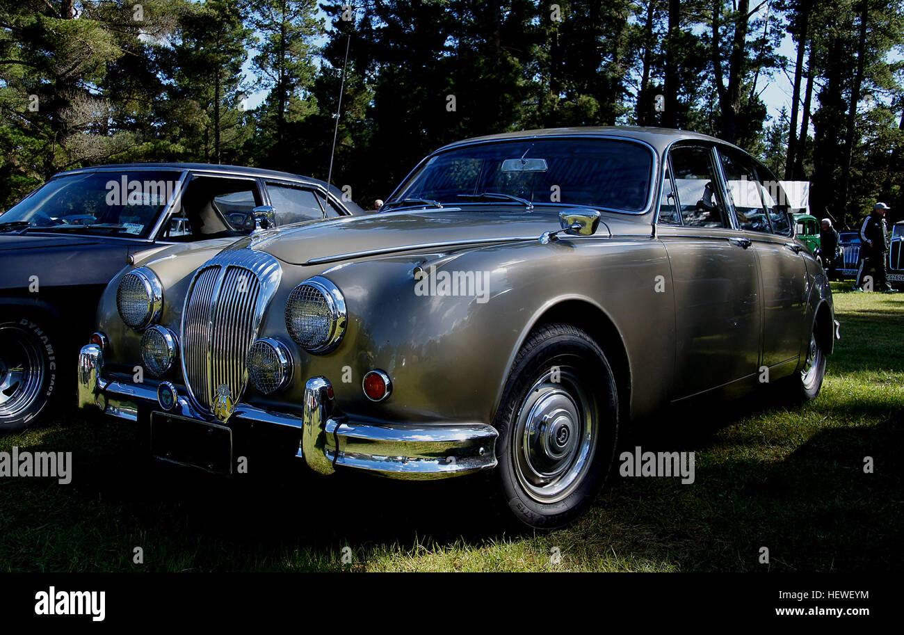 La Daimler 2,5 V8 était une berline quatre portes produite à Coventry, en Angleterre, lancée en 1962. Il s'agissait essentiellement d'une Jaguar Mark 2 rebaptisée, dotée d'un moteur V8 de 2,5 litres et d'une transmission Daimler, d'une calandre cannelée, de garnitures de roues distinctives et de détails intérieurs uniques comme une banquette avant divisée. Connu pour son moteur fluide et son V8 doux, il est souvent confondu avec une Jaguar Mark 2 en raison de son apparence similaire. Banque D'Images