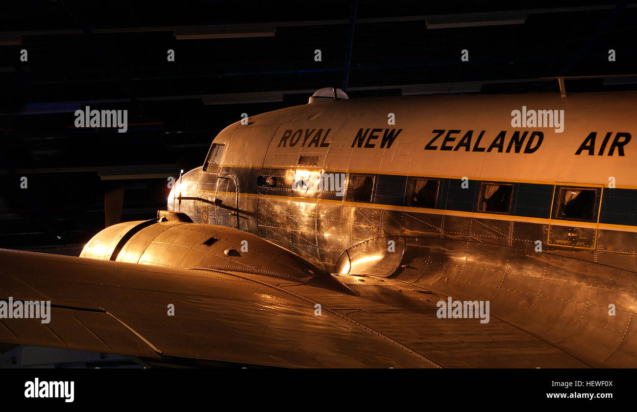 Fabriqué en juillet 1945, NZ3551 a été rendu par la RNZAF Ferry du Pacifique de la Californie à l'avion n° 1 de l'unité de stockage, Hamilton et mis en accusation le 14 août 1945. Il a été affecté à l'Escadron n° 40 le 29 août 1945, puis en octobre à l'Escadron n° 41. Avec No 41 Squadron il fait de nombreux vols vers le Japon à l'appui de J-Force. Le 17 avril 1953 il a été mis en service à l'Escadron n° 42. Cependant, ce fut de courte durée car l'avion a été transféré à De Havilland Ltd, Rongotai, pour la conversion à la figure de proue de l'Vol Royal. Sur le 13 novembre 1953 il a été retourné à n° 42 Squ Banque D'Images