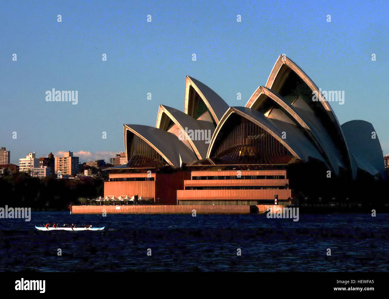 Cette image présente le spectacle du Ballet australien à Bennelong point à Sydney, avec les voiles blanches emblématiques de l'Opéra en toile de fond. Le cadre allie architecture moderne et arts de la scène Banque D'Images