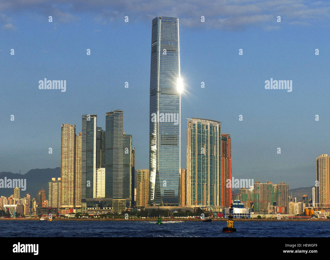 Le Hong Kong International commerce center (en abrégé. Tour ICC) est une 118 étages (1 588 m 484 ft) gratte-ciel commerciaux réalisés en 2010 dans l'Ouest de Kowloon, Hong Kong. C'est une partie de l'Union Square construit au-dessus de la gare de Kowloon. En 2014, il est le huitième plus grand bâtiment en hauteur, le troisième plus grand bâtiment en nombre d'étages, ainsi que le plus haut immeuble de Hong Kong. International commerce center par rapport à d'autres plus hauts immeubles de l'Asie. Parmi les notables, le Ritz-Carlton Hong Kong hôtel et un observatoire appelé Sky100. La CPI fait face à la tour se Banque D'Images