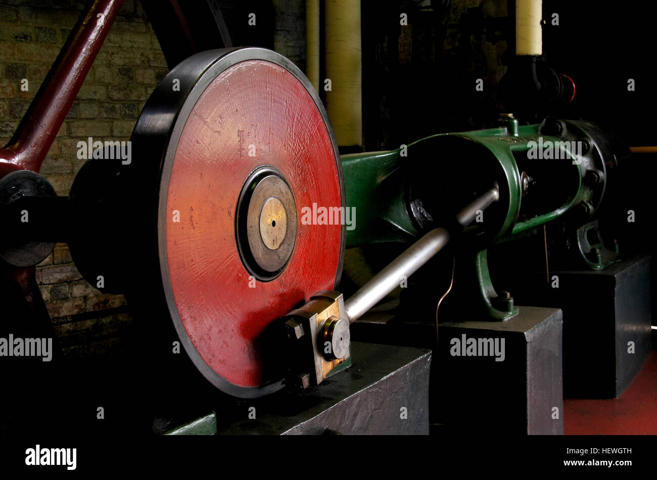 Un volant d'inertie de machines anciennes à MOTAT Auckland met en valeur l'utilisation de la vapeur dans les premières applications industrielles. Ces machines robustes et durables illustrent l'ingénierie et l'innovation de l'ère de la vapeur. Banque D'Images