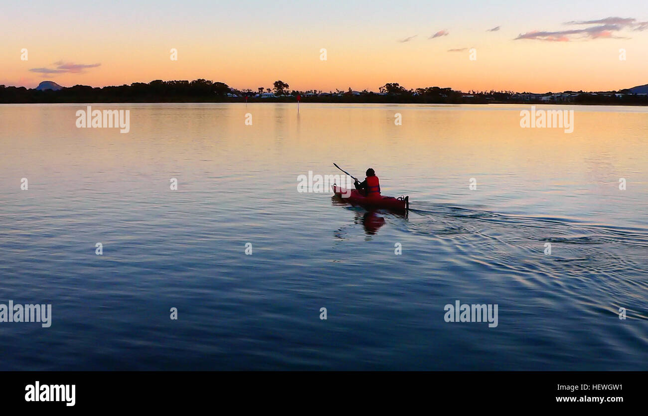 Le coucher du soleil, ou coucher du soleil, marque le moment où le Soleil disparaît sous l'horizon en raison de la rotation de la Terre. La réfraction atmosphérique fait que le Soleil semble se coucher plus tôt qu'il ne le fait physiquement. Cet événement naturel varie selon le lieu et la saison. Banque D'Images
