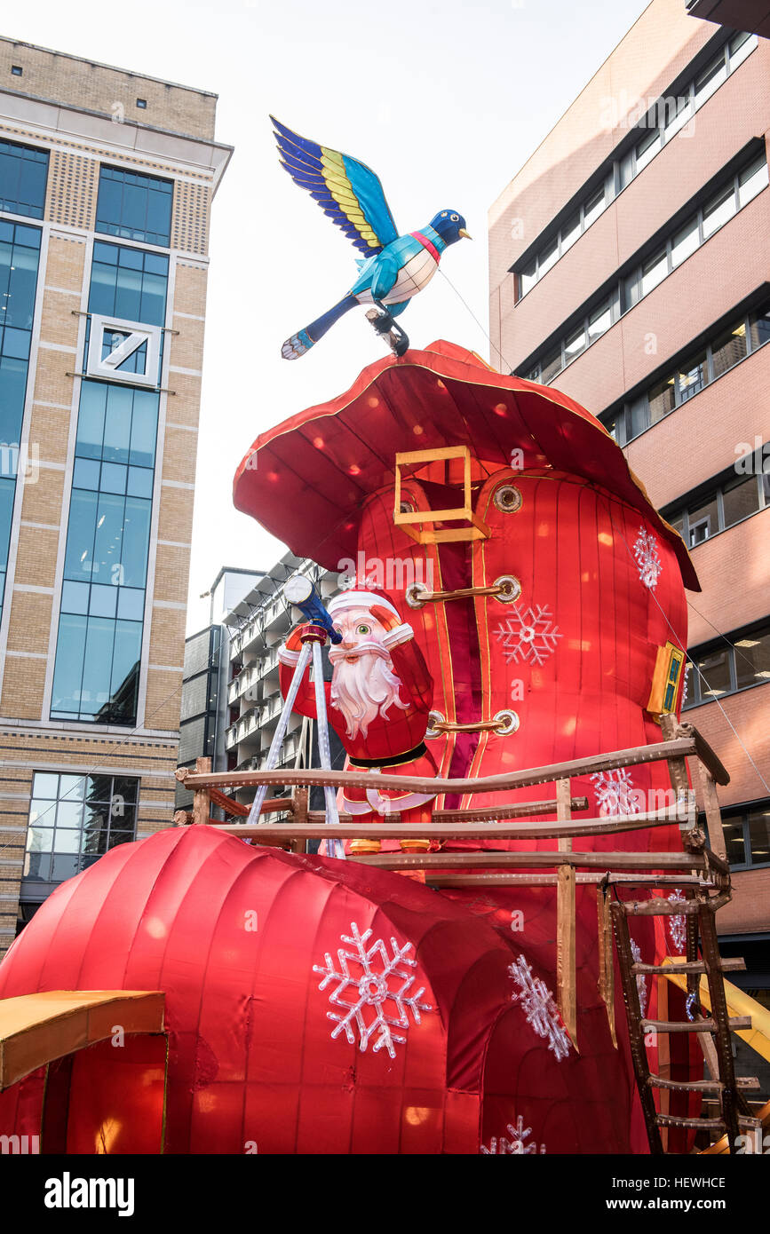 Père Noël sur un grand soufflet rouge, une partie de la fête des lanternes magiques, Birmingham Banque D'Images