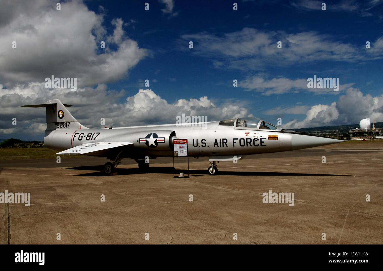 Le Lockheed F-104 Starfighter est un monomoteur, hautes performances, intercepteur supersonique initialement développé pour l'United States Air Force (USAF) par Lockheed. L'un des siècle série d'avions, il a servi avec l'armée de 1958 à 1969, et a continué avec des unités de la Garde nationale d'air jusqu'à ce qu'elle a été supprimée en 1975. La National Aeronautics and Space Administration (NASA) a volé une petite flotte mixte de types F-104 dans les essais en vol supersonique et les programmes de vols habités jusqu'à ce qu'ils ont été retirés en 1994. USAF F-104Cs a servi pendant la guerre du Vietnam, et F-104A ont été déployés Banque D'Images