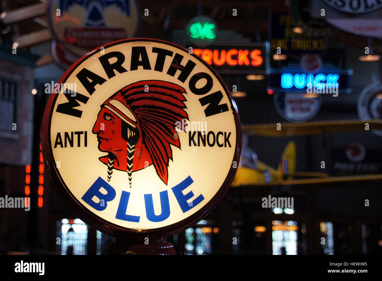 Cette image montre une pompe à essence vintage de Heritage Park à Calgary, montrant des designs classiques avec des motifs de plumes indiennes. Il capture l'essence des pompes à essence à l'ancienne, un hommage à l'ère historique de la livraison de carburant. Banque D'Images