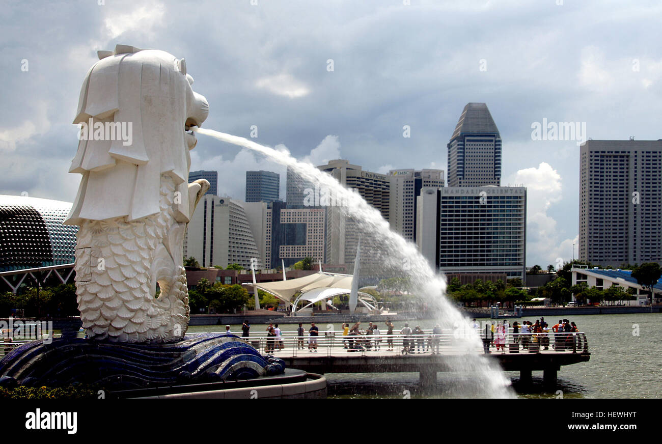 La statue de Merlion à Singapour, mesurant 8,6 mètres de haut et pesant 70 tonnes, jaillit de l'eau par sa bouche. Symbole de Singapour, il a été dévoilé en 1972 et sert de point de repère accueillant pour les touristes. Banque D'Images