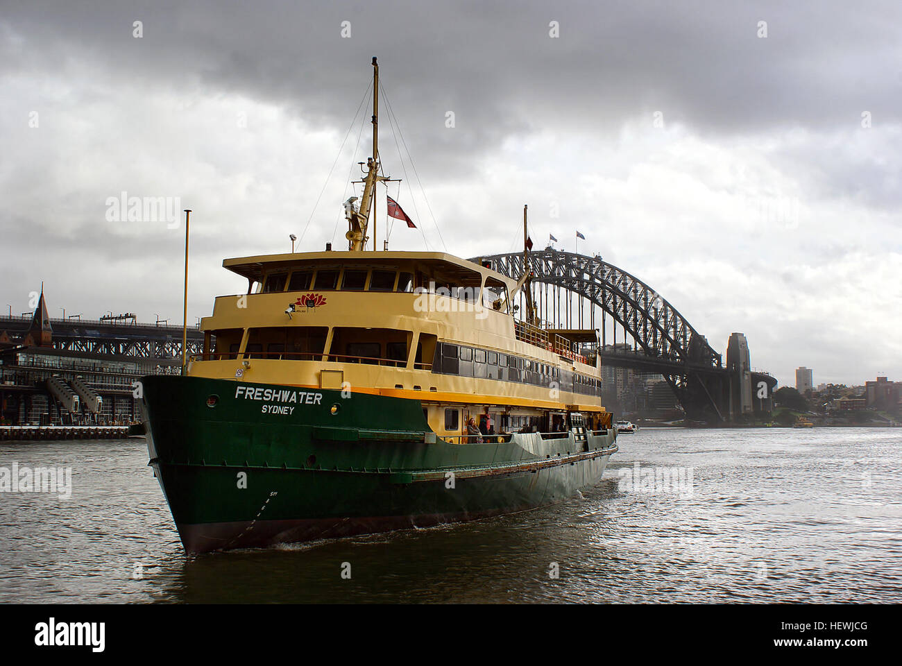 R Nom : eau douce : eau douce MV homonyme Propriétaire : Gouvernement de la Nouvelle Galles du Sud : l'opérateur Harbour City Ferries Port d'attache : Sydney : Manly ferry services Builder : Newcastle arsenal de l'État Coût : $8,5 millions[1] prévue : 1980 Lancé : 1982 État : En service Caractéristiques générales : type de classe et de la classe d'eau douce : 1 140 tonnes de déplacement de ferry (chargé) Longueur : 70.4 m (231 pi) Largeur : 13.06 m (42.8 ft) Projet : 3,35 m (11.0 ft) Plate-formes : 2 Capacité : 1 100 Équipage : 6 Notes : simple coque à double extrémité en acier soudé. Alliage aluminium soudé superstructure. Banque D'Images