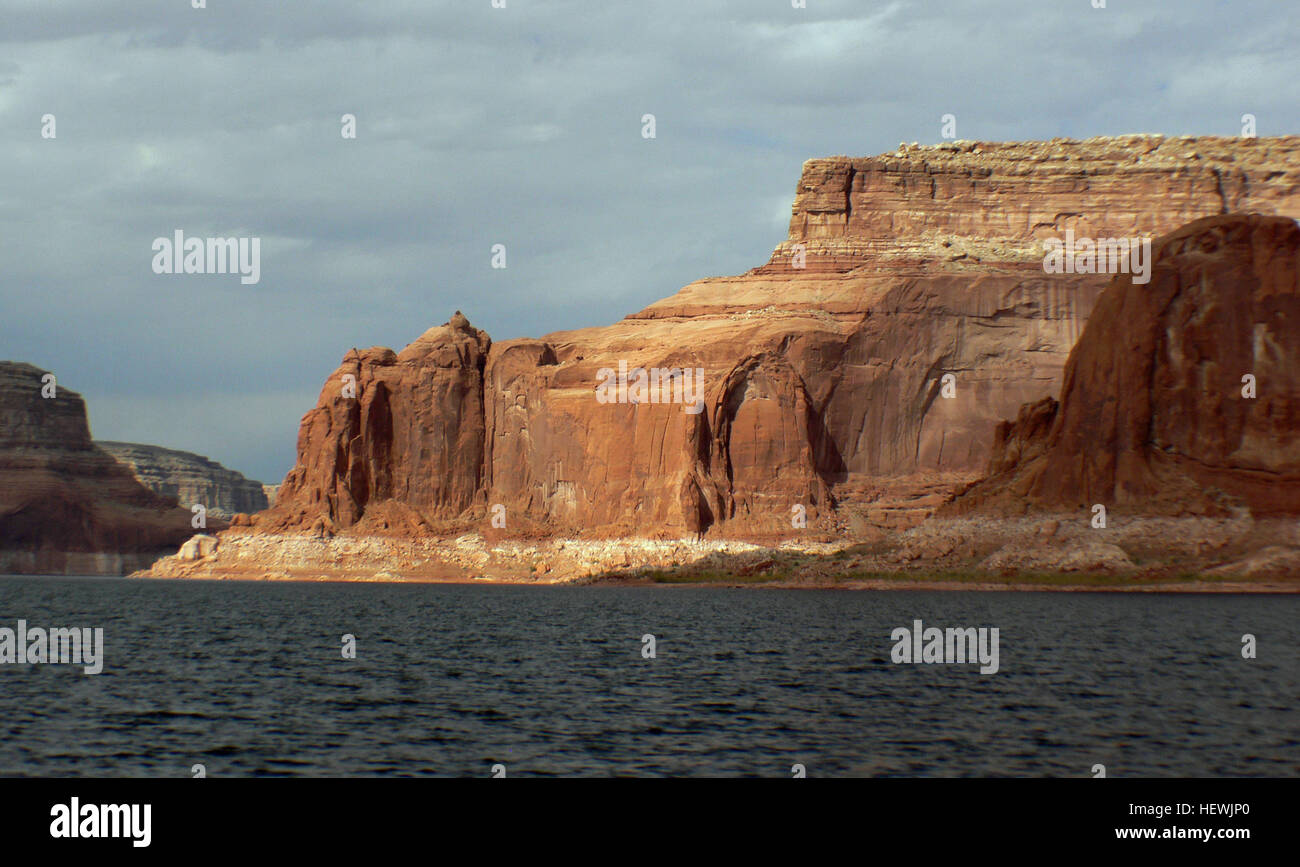 Le lac Powell est un réservoir sur la rivière Colorado, chevauchant la frontière entre l'Utah et l'Arizona (la plupart d'elle, avec pont en arc-en-ciel, est dans l'Utah). C'est un endroit de vacances qu'environ 2 millions de personnes visitent chaque année. C'est le deuxième plus grand réservoir de capacité maximale de l'eau aux États-Unis derrière le Lac Mead, le stockage de 24 322 000 acres pieds (3,0001×1010 m3) d'eau lorsqu'elle est pleine. Cependant, en raison des prélèvements d'eau pour la consommation humaine et de l'agriculture, et en raison de la sécheresse dans la région, le Lac Powell est en ce moment plus grand que Mead en termes de volume d'eau cur Banque D'Images