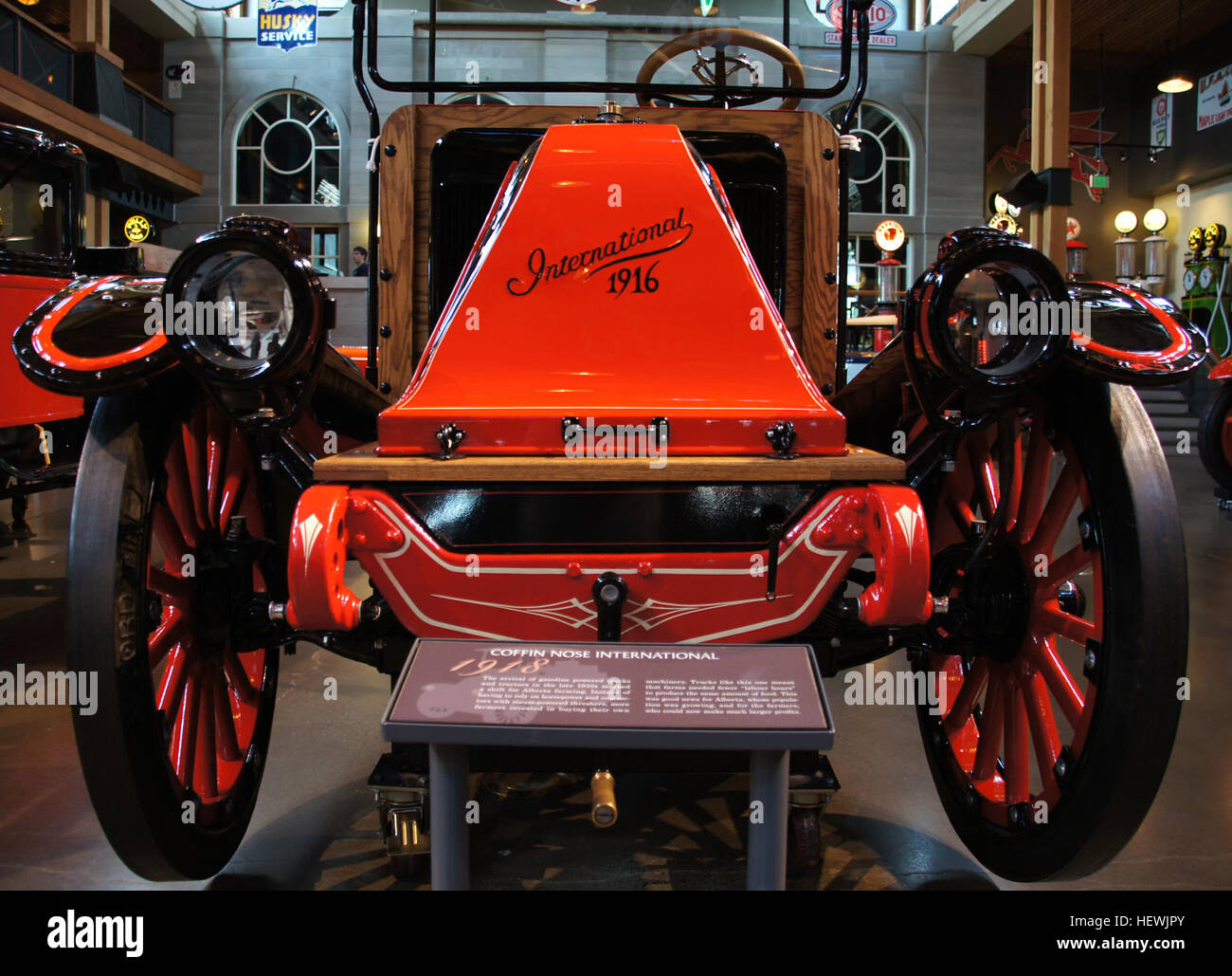 Le camion Coffin Nose International de 1918 a révolutionné l'agriculture de l'Alberta, remplaçant la puissance par des moteurs à essence. Ce changement a réduit les heures de travail et augmenté la productivité agricole, augmentant ainsi les bénéfices pour les agriculteurs dans une population croissante. Banque D'Images