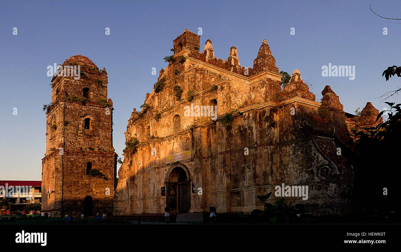 L’église Augustine, également connue sous le nom d’église Paoay, est l’une des églises les plus anciennes et les plus emblématiques des Philippines. Construite à partir de blocs de corail et de briques enduites de stuc, son architecture est un mélange unique de styles gothique, baroque et oriental. La construction a commencé en 1704 et s'est achevée en 1894. L'église, avec son clocher en pierre de corail, est un site classé au patrimoine mondial de l'UNESCO. Le clocher a servi de poste d'observation pendant la Révolution philippine. Banque D'Images