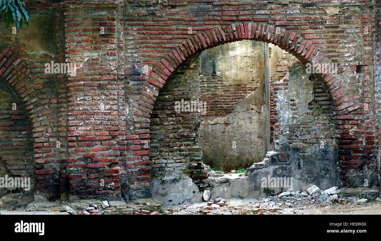 Les ruines de l’ancien couvent de Paoay, Ilocos Norte, Philippines, rappellent l’histoire coloniale de la région. Des efforts sont en cours pour restaurer l'église de Paoay et son couvent, qui risque d'effondrement structurel. Les plans de restauration sont appuyés par des organisations locales et nationales. Banque D'Images