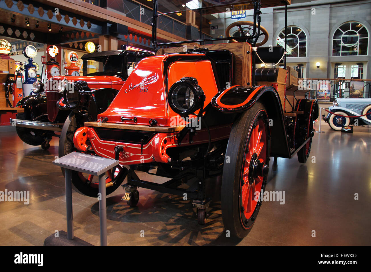 À la fin des années 1910, l'arrivée des camions et des tracteurs à essence a révolutionné l'industrie agricole de l'Alberta. Avec des machines comme le camion international 1918, les agriculteurs pouvaient maintenant produire plus de nourriture avec moins d'heures de travail, augmentant ainsi leurs profits et leur efficacité. Banque D'Images