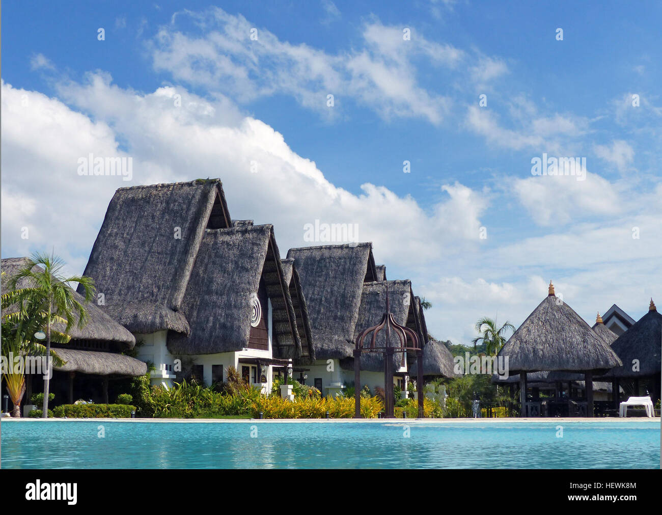 Playa Tropical Resort Hôtel à Currimao, Ilocos Norte, combine le charme d'une ville balnéaire tranquille avec l'élégance architecturale inspirée de Bali. La station est connue pour son hospitalité, ce qui en fait une destination populaire pour les voyageurs à la recherche de détente et d'une atmosphère tropicale. Banque D'Images