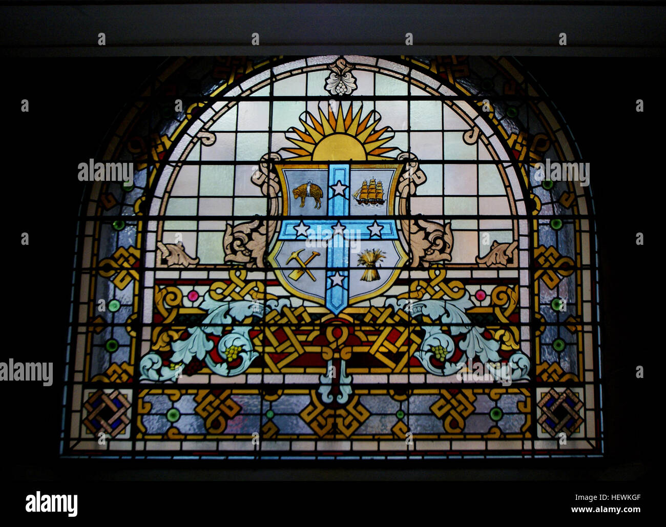 Le Queen Victoria Building (QVB) à Sydney présente une architecture victorienne, des arches et des vitraux colorés. Il sert de galerie marchande populaire et de destination touristique au cœur de la ville. Banque D'Images
