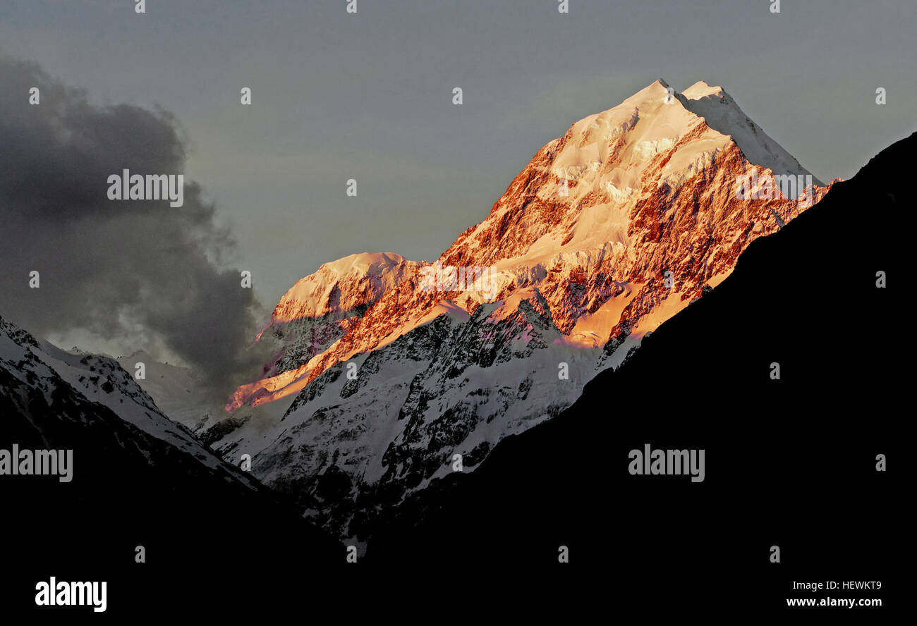 Mt Cook, le plus haut sommet de Nouvelle-Zélande, Sir Edmund Hillary a aidé à développer ses compétences d'escalade en vue de la conquête de l'Everest. Aoraki Mount Cook National Park abrite les plus hautes montagnes et les plus longs glaciers. C'est alpine dans le plus pur sens du terme - avec des pics skyscraping, glaciers et champs de neige, le tout sous un ciel étoilé Aoraki/Mount Cook est la plus haute montagne de Nouvelle-Zélande. Sa hauteur depuis 2014 est répertorié comme 3 724 mètres, contre 3 764 m avant décembre 1991, en raison d'un éboulement et l'érosion subséquente. Banque D'Images