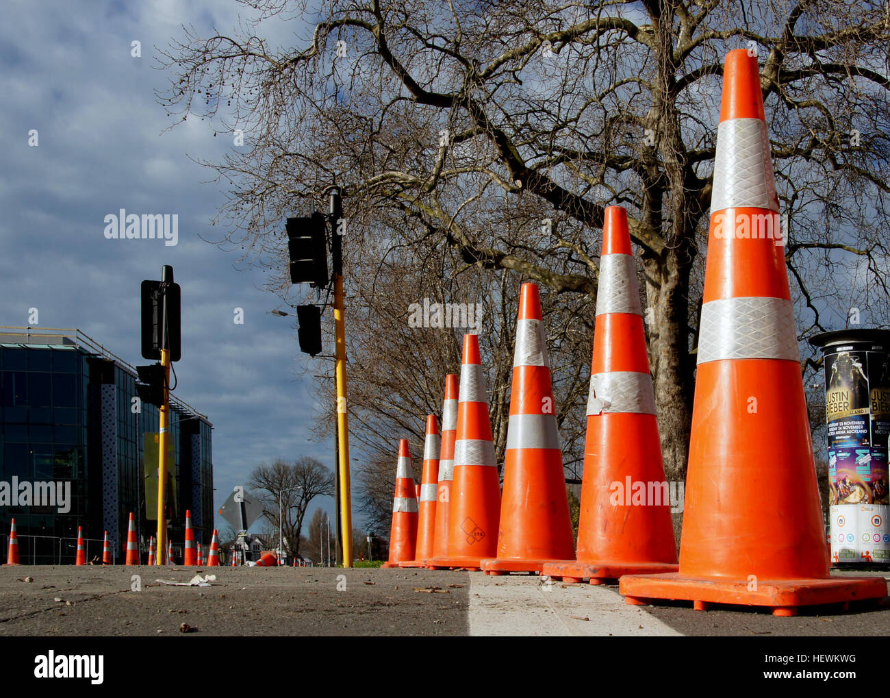 Une photographie de travaux routiers avec des cônes orange, une vue commune dans les zones de construction et de maintenance. L'image met en évidence les mesures de sécurité et les équipements utilisés pour diriger la circulation autour des zones de travaux routiers. Banque D'Images