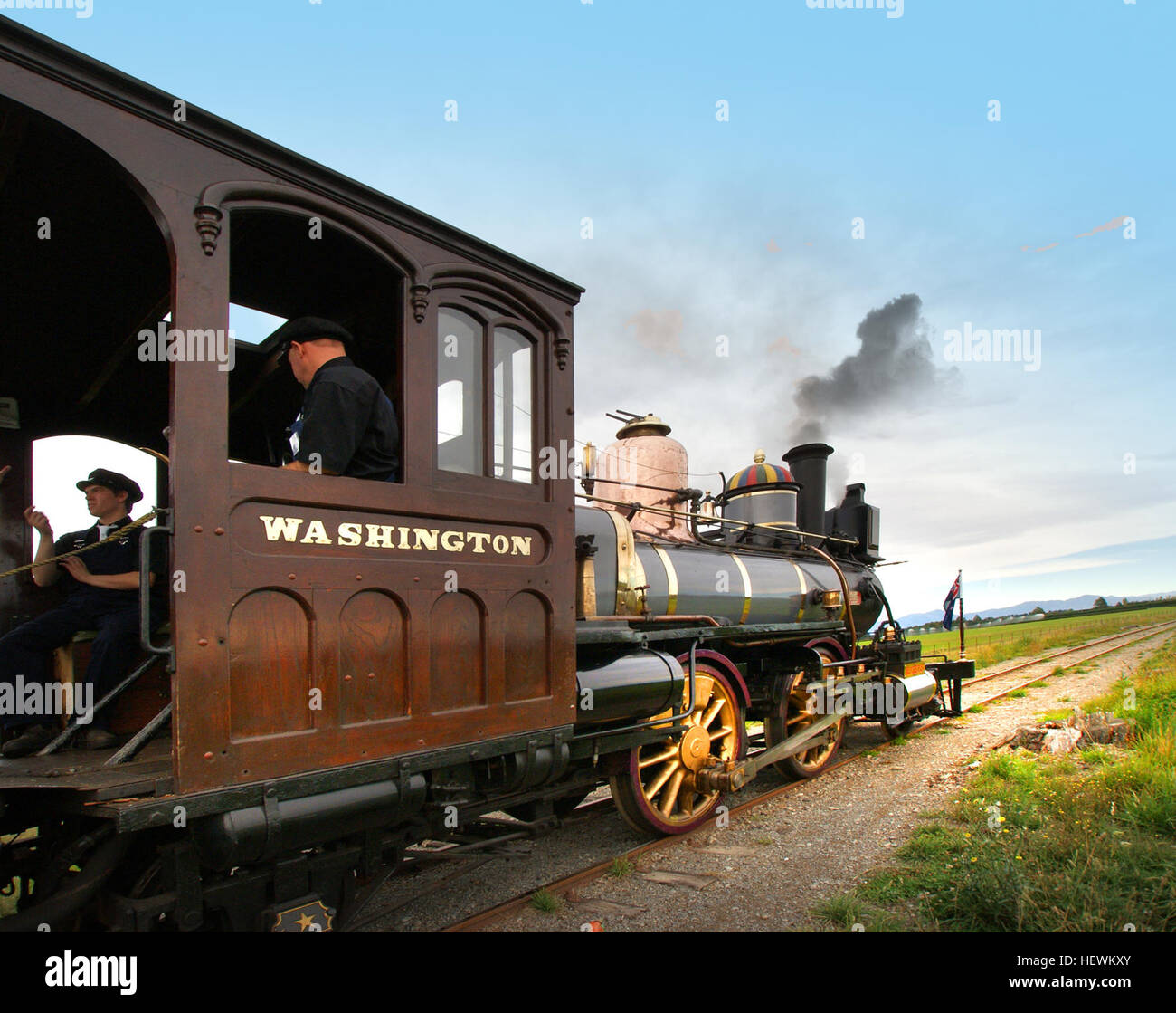 Cette photographie historique montre Ashburton, en Nouvelle-Zélande, avec un accent sur son ancien système ferroviaire, le transport du charbon et les trains à vapeur. L'image capture le charme vintage de la technologie ferroviaire du début du XXe siècle en Nouvelle-Zélande, mettant en valeur le matériel ferroviaire restauré dans les musées. Banque D'Images
