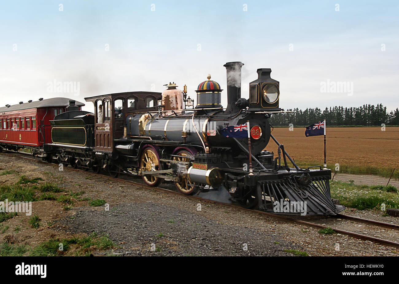 Cette photographie capture les chemins de fer historiques d'Ashburton, en Nouvelle-Zélande, en se concentrant sur les trains à vapeur alimentés au charbon qui étaient essentiels au passé industriel du pays. Il présente les trains vintage dans leur contexte opérationnel original. Banque D'Images