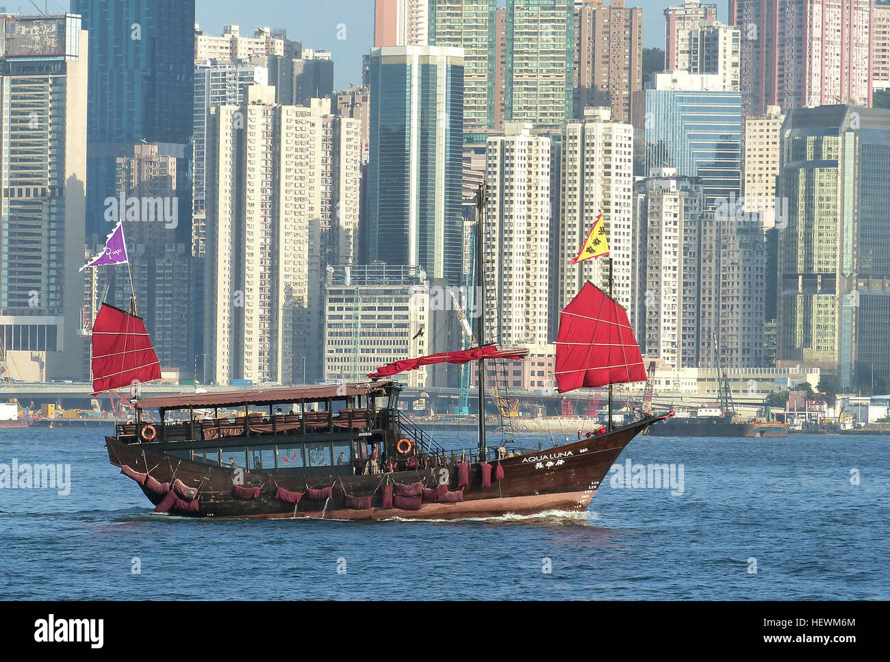 L'Aqua Luna, un bateau jonque de style chinois traditionnel, a été construit à Hong Kong et propose des croisières portuaires avec vue sur le Victoria Harbor. Banque D'Images