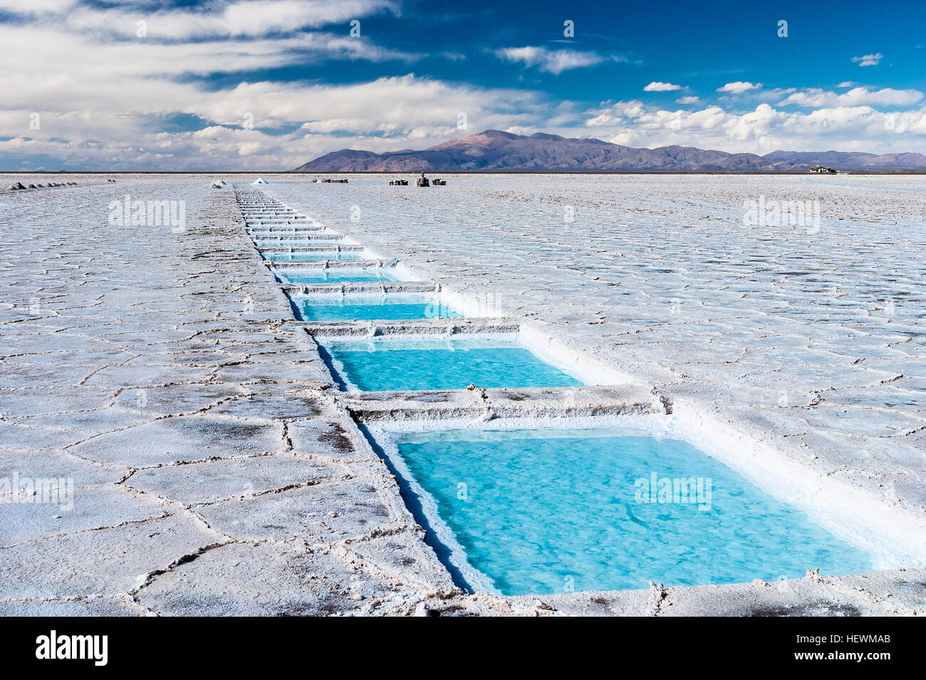 Paysage blanc avec piscines d'extraction de sel à Salt Flats Salinas grandes, provinces de Jujuy et Salta, Argentine Banque D'Images