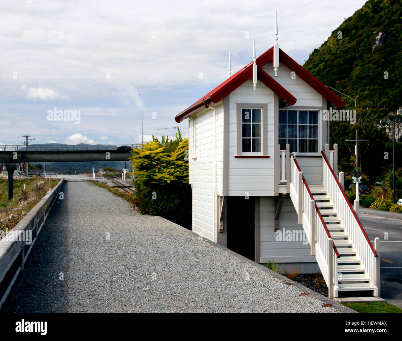 Greymouth était le moyeu occupé d'un réseau ferroviaire local avant l'ouverture de l'Otira Tunnel en 1923. Il a été le siège du district de l'exploitation ferroviaire sur la côte ouest et une longue station de voyageurs depuis plus de 100 ans. Le district industriel de la grande époque a disparu, mais le chemin de fer demeure une partie importante de la côte ouest de l'infrastructure, en particulier avec le succès de l'exportation de charbon et express TranzAlpine à Lyttelton. Il y a un autre signal fort de cette conception à l'orifice Lyttleton Christchurch. Banque D'Images