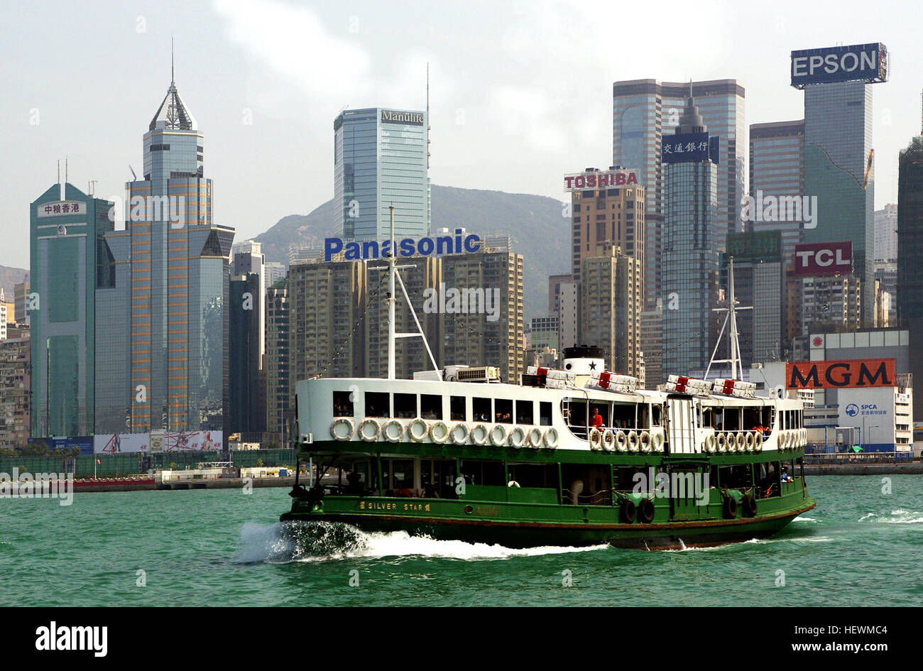 Le Star Ferry, ou "l'étoile" Compagnie de ferry, est un opérateur de services de traversier pour passagers et une attraction touristique à Hong Kong. Ses principales voies de transporter des passagers sur le port de Victoria, entre l'île de Hong Kong et de Kowloon. Elle a été fondée en 1888 en tant que compagnie de Ferry de Kowloon, adopte son nom actuel en 1898. La flotte de douze Ferries exploite actuellement deux routes (quatre avant le 1 er avril 2011) sur le port, transportant plus de 70 000 passagers par jour, ou 26 millions de dollars par année. Même si le port est traversé par des tunnels ferroviaires et routiers, le Star Ferry continue de fournir une inexpen Banque D'Images