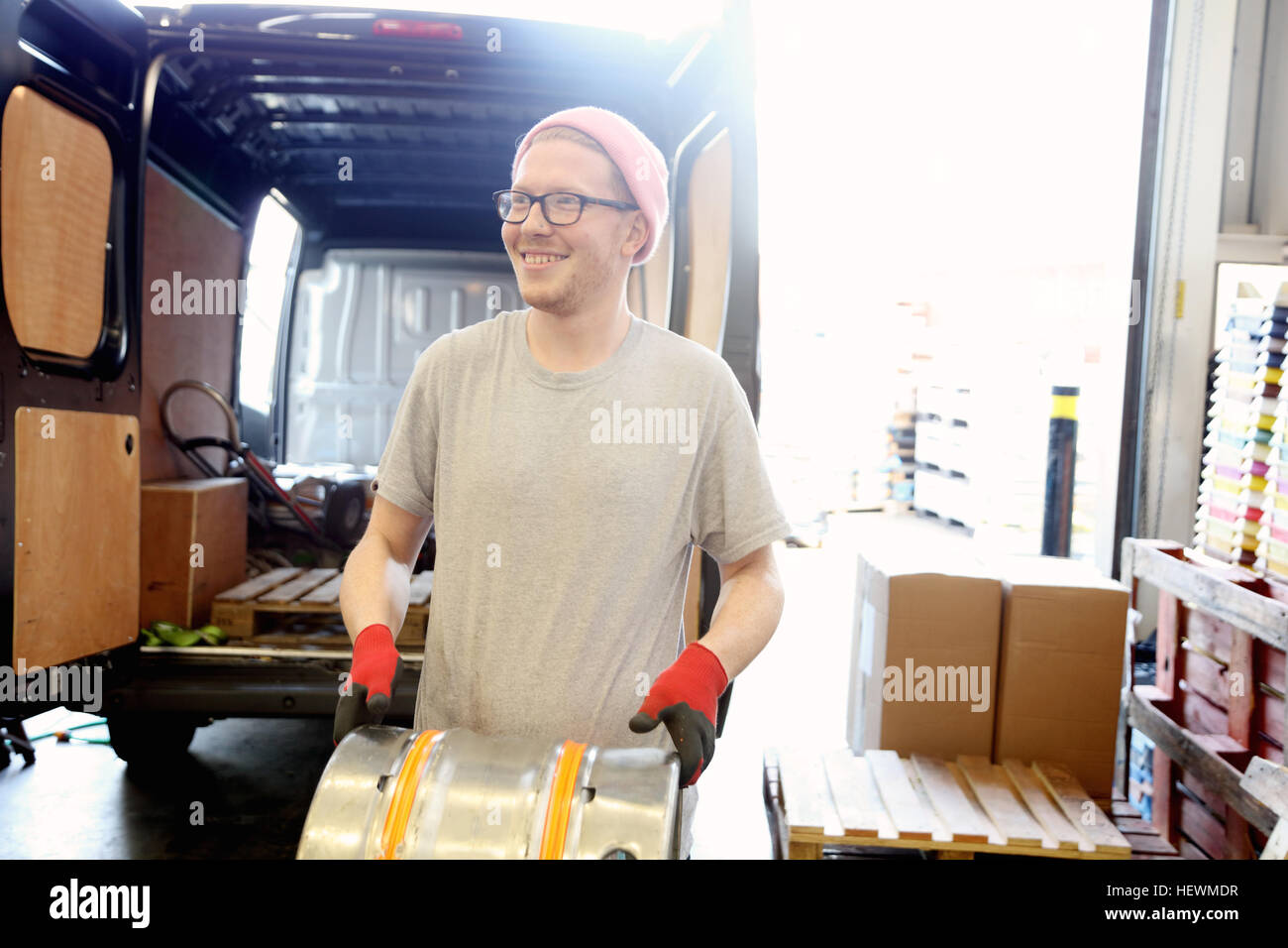 Travailleur en brasserie, prépare à distribuer des barils de bière Banque D'Images