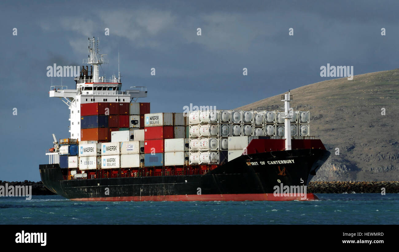 Le navire porte-conteneurs SPIRIT OF CANTERBURY (IMO : 9319557, numéro MMSI : 512423000) est un porte-conteneurs enregistrés en Nouvelle-Zélande. Le navire SPIRIT OF CANTERBURY a un port en lourd de 9910 tonnes et a été construit en 2005. La jauge brute est 13760. Information générale : navire Drapeau Nouvelle-zélande Longueur : 148 m x 24 m IMO : 9319557 Projet de (min/avg/max) : 4,4 m / 7,5 m / 10,6 m : MMSI 512423000 (Vitesse moy./Max) : 11,7 kn 20,2 kn Callsign : ZMCT Année de construction : 2005 Jauge brute : 13760 Port en lourd : 9910 tonnes Banque D'Images