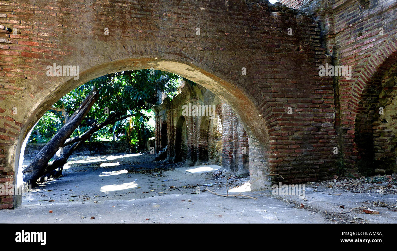 Les ruines des anciens bâtiments du couvent de Paoay, Ilocos Norte, Philippines, sont montrées sur cette image. Les efforts pour restaurer l'église Paoay et son couvent sont en cours, car les préoccupations concernant leur intégrité structurelle ont incité le gouvernement et des projets non gouvernementaux à la préservation. Banque D'Images