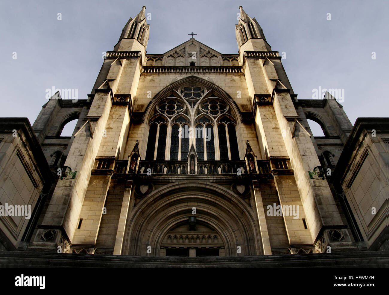 Le 8 juin 1915, la première pierre de la nouvelle cathédrale a été posée. D'énormes fondations, grandes piles et un plafond voûté, le seul en pierre en Nouvelle-Zélande, est passé de la terre, la formation de la nouvelle nef de la cathédrale. Manque de finances, cependant, interdit la construction de quelque chose de plus. Il n'y avait pas d'argent pour le passage à niveau ou le choeur comme initialement prévu. À la fin, il a été résolu qu'un chœur temporaire devrait être construit en utilisant du matériel sauvé de l'ancien St Paul. La nouvelle cathédrale fut consacrée par Mgr Philippe le 12 février 1919. Banque D'Images