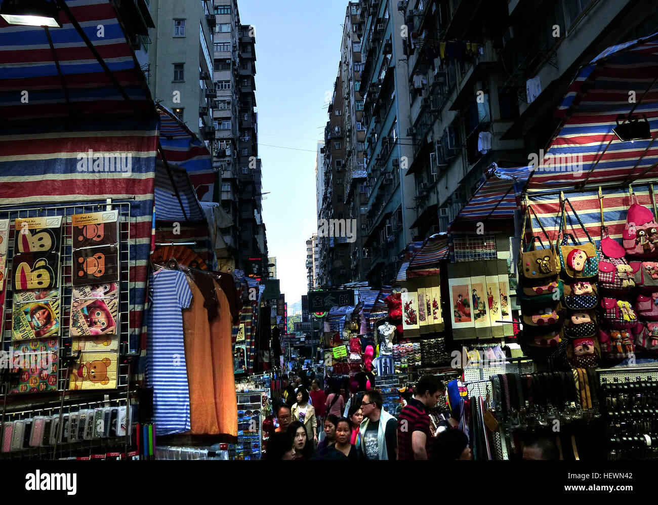 Les Dames (nuit) marché est la couronne de la rue Mongkok, scène de marché mieux vu en début de soirée avant que le trafic touristique est alourdi ou à la nuit lorsque le marché est en plein essor. Ici il semble qu'il y toujours quelque chose de nouveau, intéressant, pratique ou simplement le plaisir d'acheter. Le marché des dames est un bon endroit pour passer de 60 à 90 minutes, peut-être plus longtemps si vous vous amusez. La plupart des étals vendent les mêmes articles alors n'ayez pas peur de magasiner un peu. Les prix peuvent rapidement tomber 33-75 % quand ils savent que vous n'êtes pas rapide à acheter. Vous pouvez viser 50 % prix demandé si vous êtes un professionnel chevronné, haggler otherwis Banque D'Images
