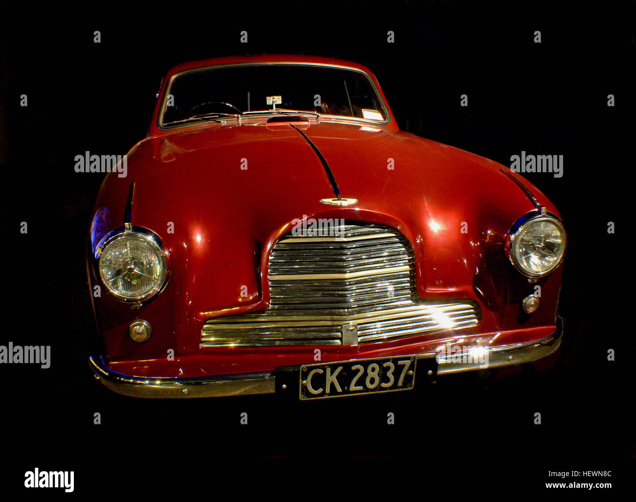 La DB2/4 (souvent appelé DB2/4 Mk1) est un grand tourer vendues par Aston Martin à partir de 1953 à travers 1957. Elle était fondée sur le DB2 qu'il a remplacé, disponible comme un Drophead coupé (HCA) et 2 +2 hatchback (connu par Aston Martin d'une berline) bien en avance sur le temps. D'autres changements comprennent un pare-brise, pare-chocs plus enveloppants, et repositionné les phares. Banque D'Images