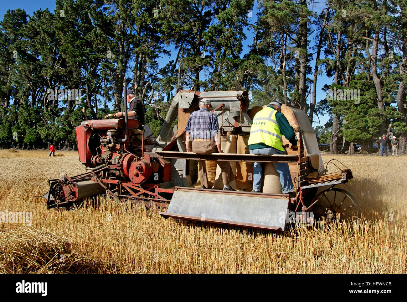 La moissonneuse-batteuse, une machine agricole essentielle, a été commercialisée pour la première fois en 1885 avec la Sunshine Harvester. Il a révolutionné le processus de récolte des céréales, améliorant considérablement l'efficacité de l'agriculture. Banque D'Images